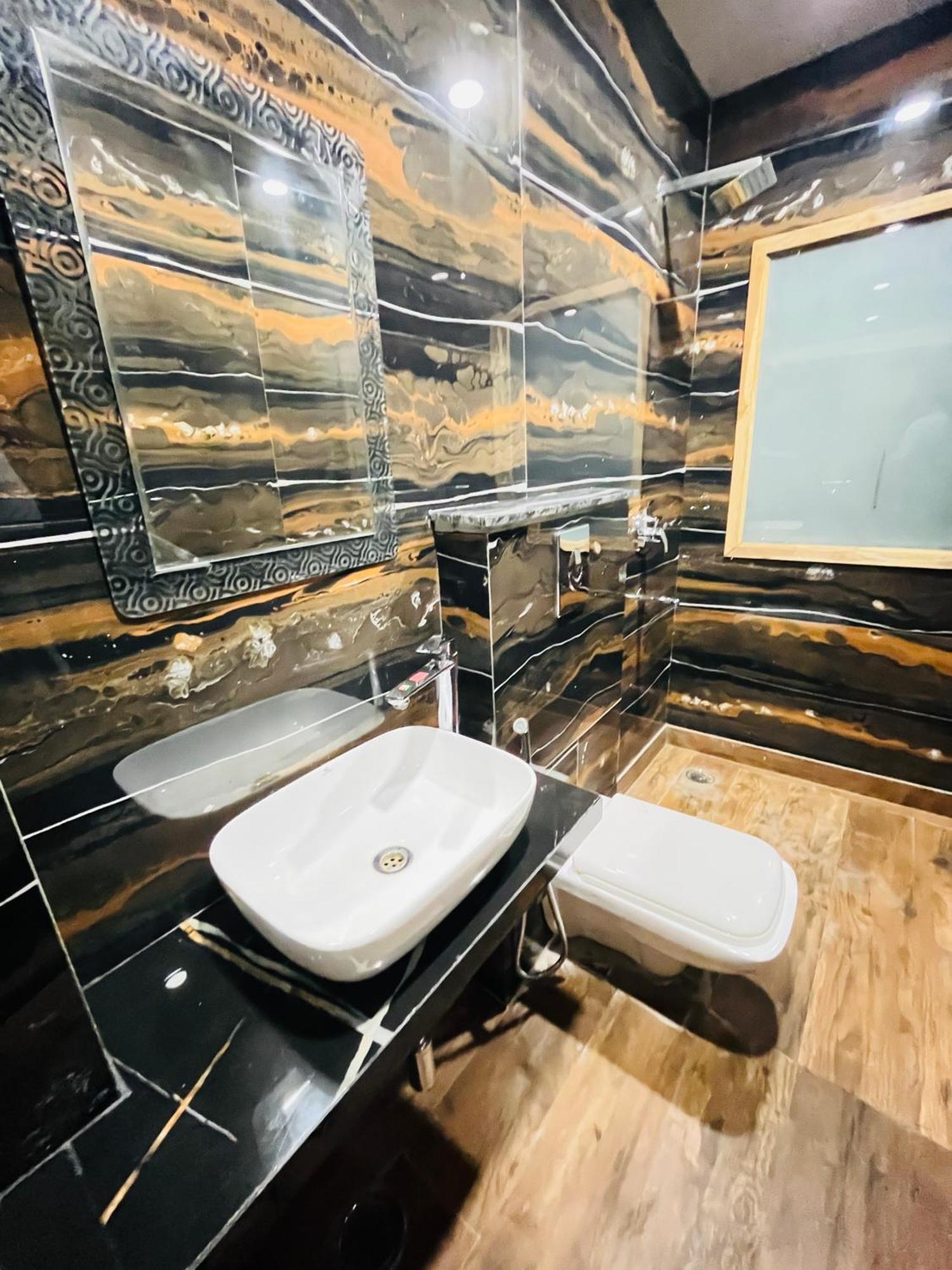 Hotel Red Stone Inn - Near New Delhi Railway Station - Paharganj Ngoại thất bức ảnh